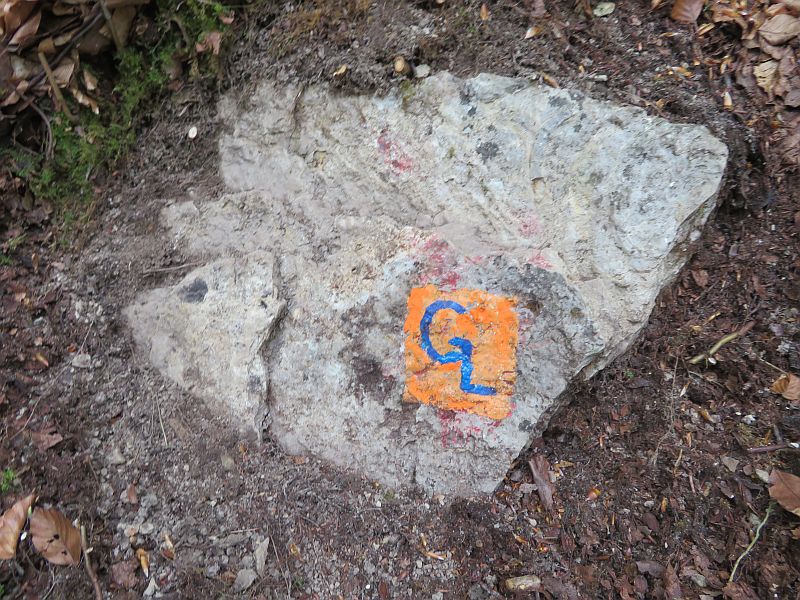 Ausgebessertes Zeichen auf der wiederentdeckten Rhizocoralliumplatte nahe Abzweig zu Ulmers Ruh